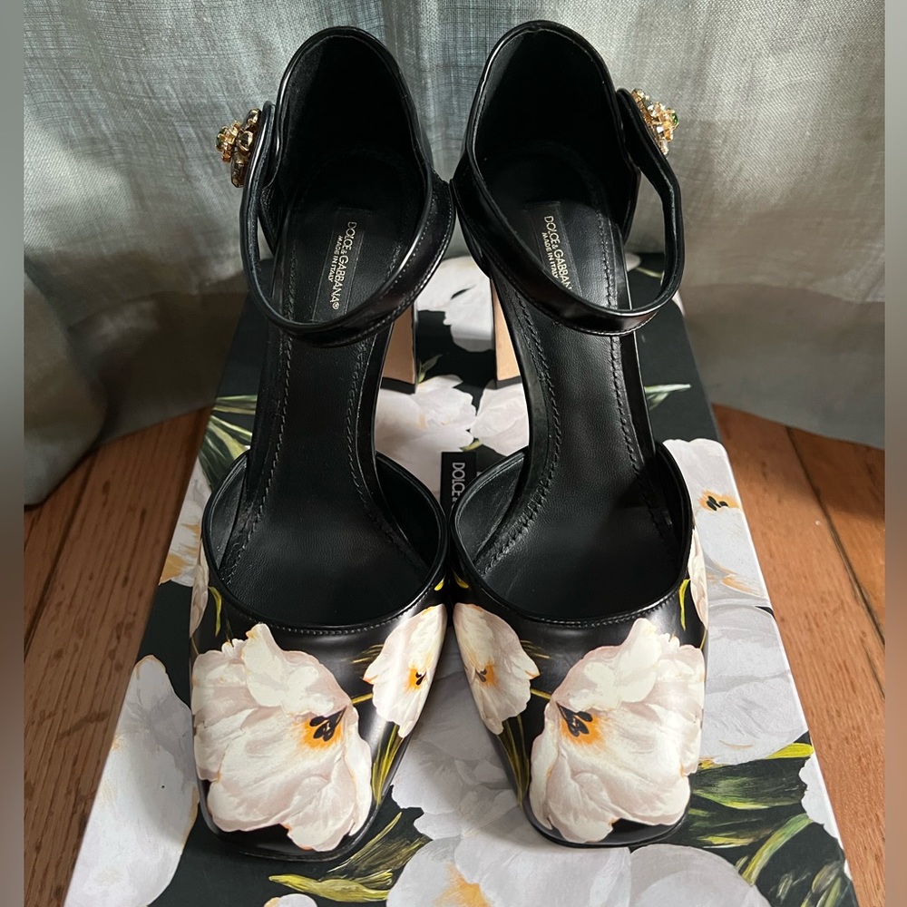 Beautiful Dolce & Gabbana Rose Print Maryjane Pumps with Crystal Flower